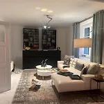 - - Sleeps 5 - Seaside Appartement *