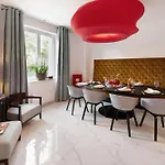 - - Sleeps 5 - Seaside Appartement Cannes