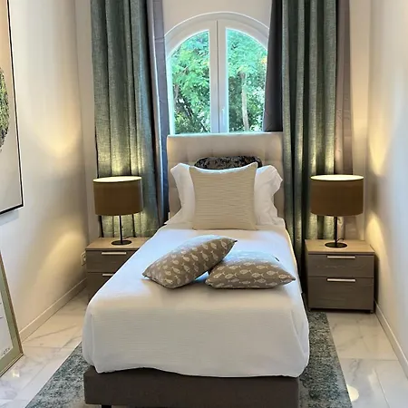 - - Sleeps 5 - Seaside Apartament