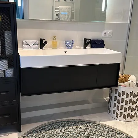 - - Sleeps 5 - Seaside * Cannes