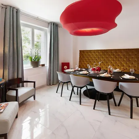 - - Sleeps 5 - Seaside Appartement Cannes